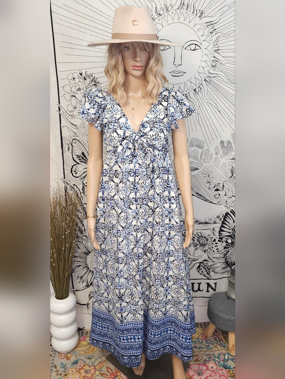 Taylor Sz Small Blue Floral V-Neck Maxi Dress
